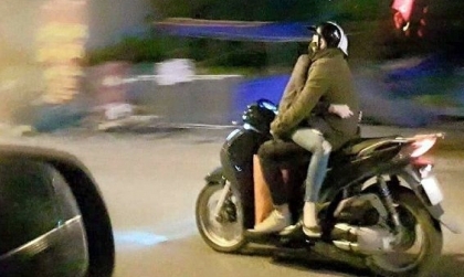 Nghị định 168 - Lỗi trừ 10 điểm GPLX: Ngồi phía sau vòng tay qua người ngồi trước để điều khiển xe máy, gây TNGT